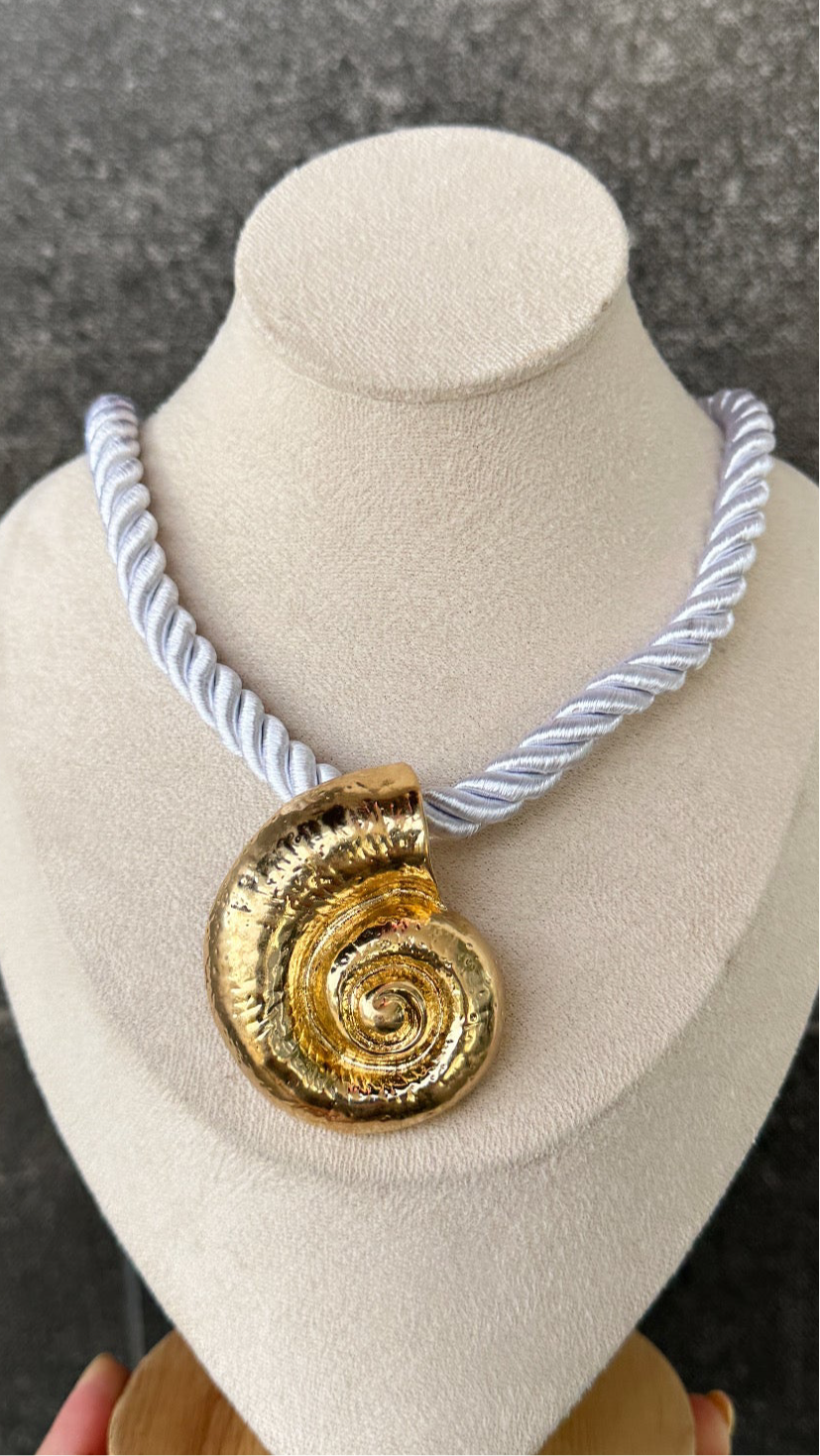Collar cuerda caracol