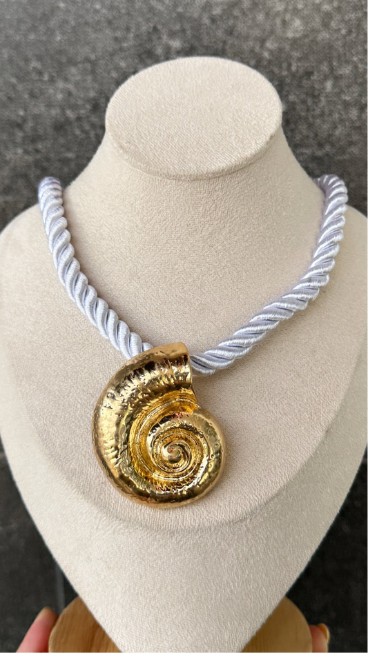 Collar cuerda caracol